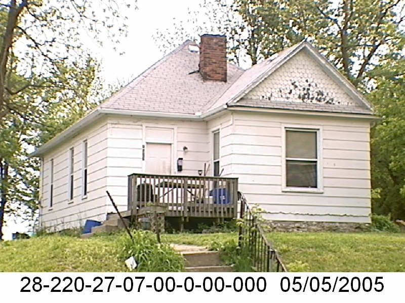 4633 E 9th St  